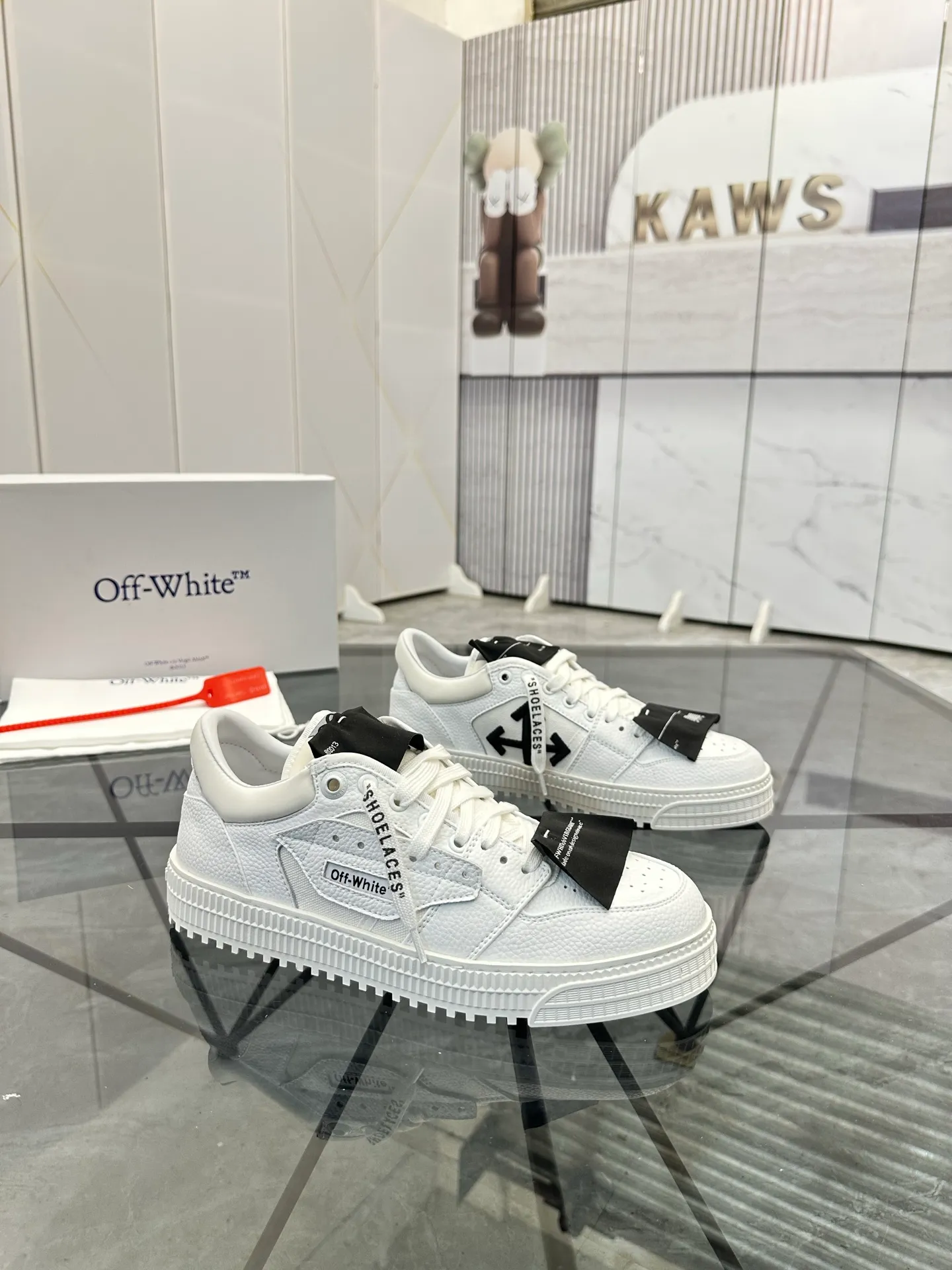 Selling men's shoes 💰: 💰P500¥ High-end top quality Product trademark: OFF WHITE *"OFF WHITE*" low-top casual shoes Regular size: 35-45 (can be customized to 46) Couple style Product materials: Upper imported first-layer cowhide stitched with original fabric, genuine leather lining, original outsole. No.: H203